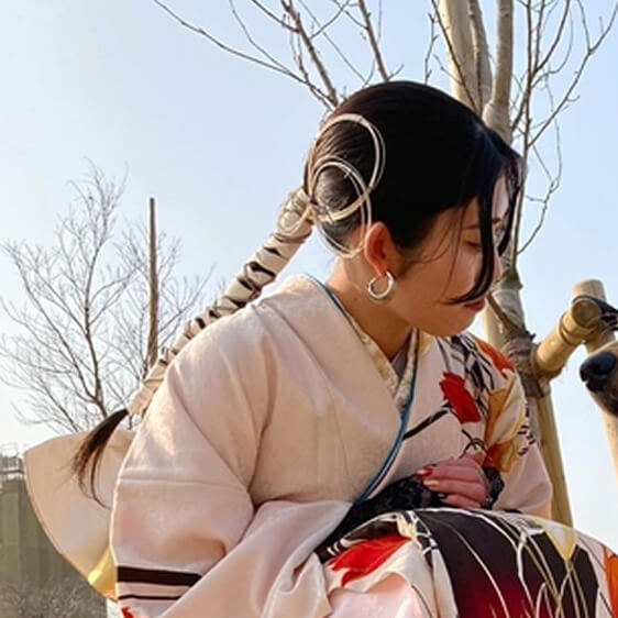 振袖コーデに合わせた強めな印象の中に可愛さもある成人式アートネイルに合わせたトータルコーデ