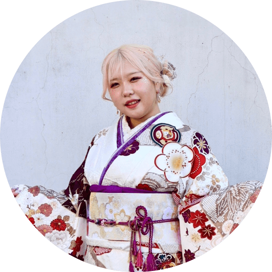成人式振袖のハイトーンヘアと相性抜群な白の半襟コーデ