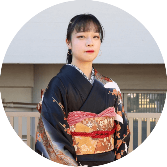 成人式振袖のアンニュイな白に黒のモノトーンお花半襟トータルコーデ