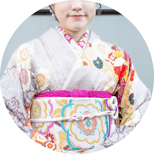 成人式振袖のたくさんのお花が目立つ半襟コーデ