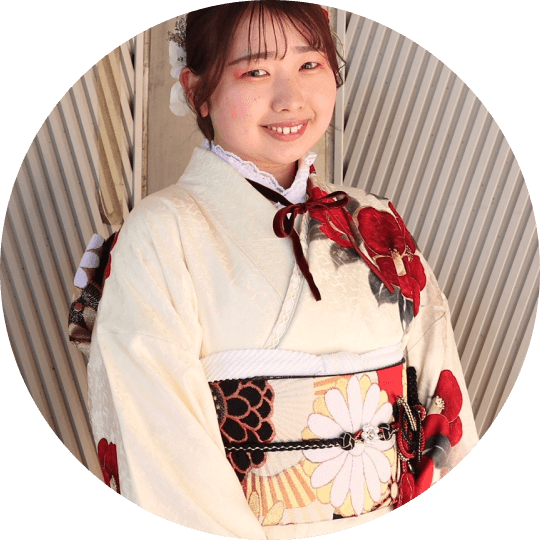 あの子とかぶらない！黒と金の帯で締まる振袖コーデ