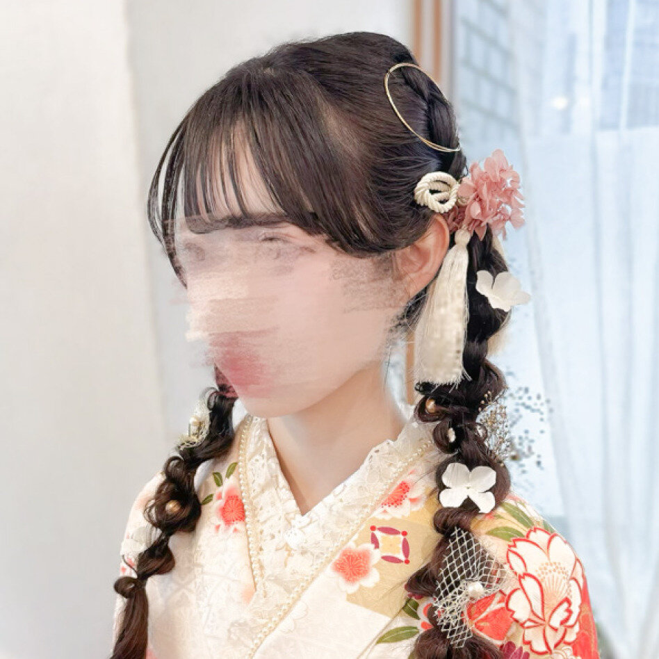 あみこみに玉ねぎヘアを合わせて、一気に可愛らしいフォルムに。