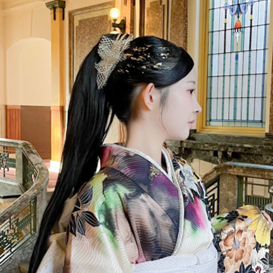 シンプルになりがちな黒髪ヘアには、金箔を添えて非日常感を出して。