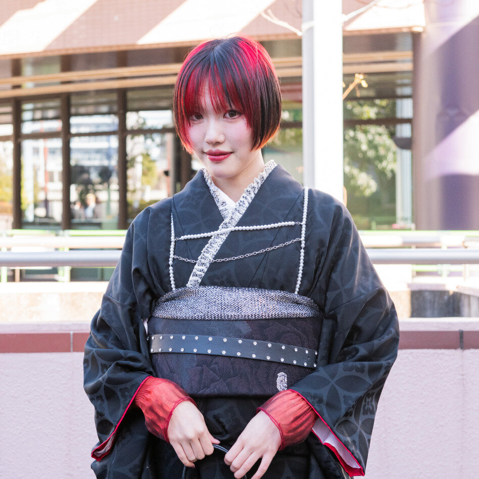 振袖と合わせたレッドヘアでインパクト満点。会場で目を引くこと間違いなし。