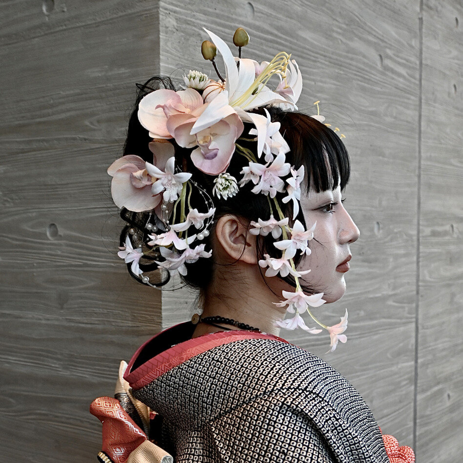 顔の半分以上を覆うお花のアクセサリーは注目度抜群！同じ系統のお花で合わせると統一感UP。