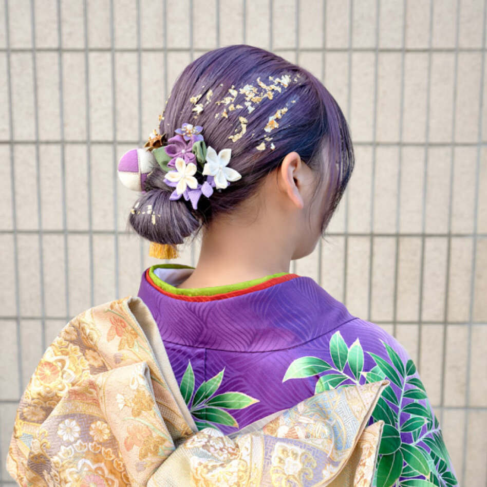 アッシュ感のあるパープルヘアは正統派振袖によく似合う。