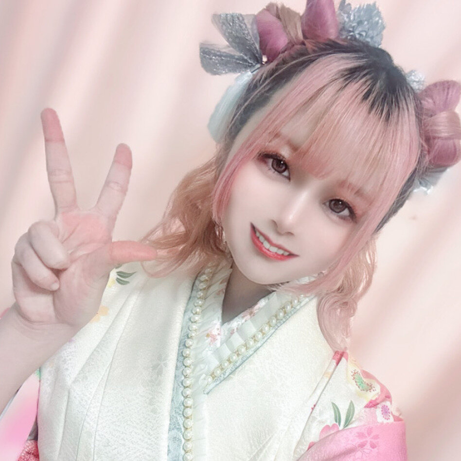 リボンアレンジがキュートなピンクヘアで叶える、プリンセススタイル。
