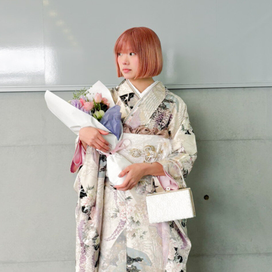 シンプルなボブヘアも明るい暖色カラーにすることで一気に個性派に。