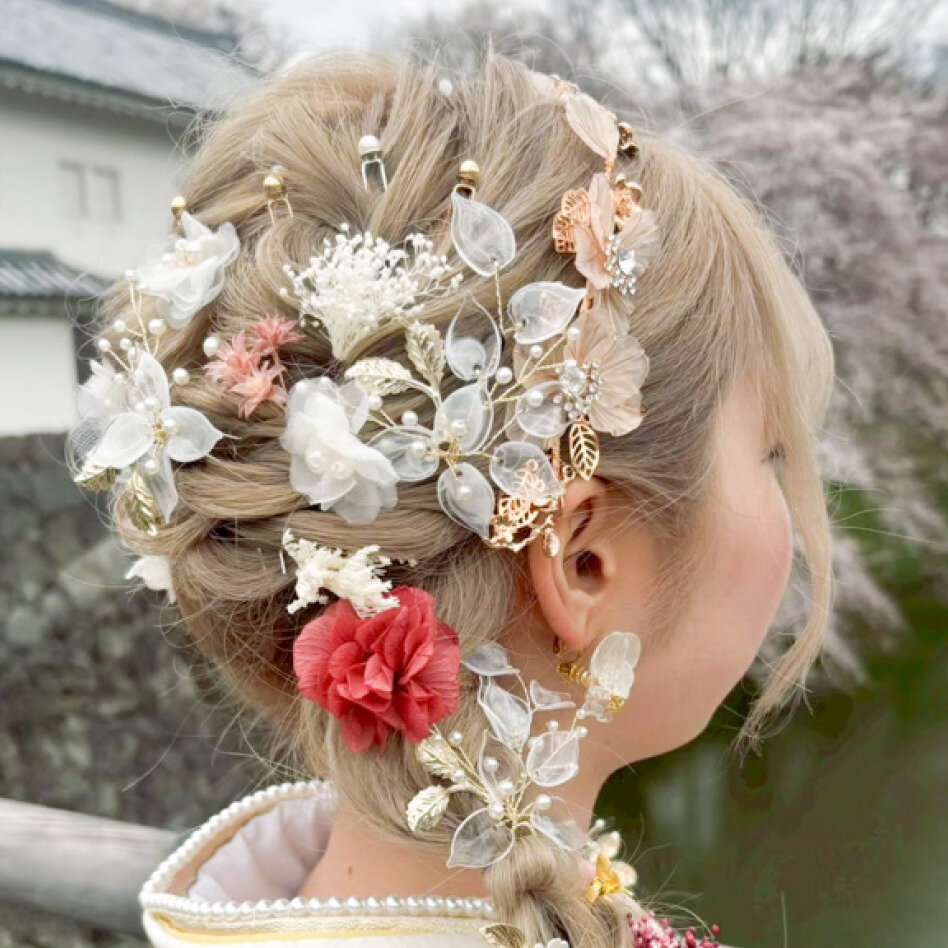 アクセサリーの散りばめ方が素敵な、ディズニーのラプンツェルを彷彿とさせるスタイル。
