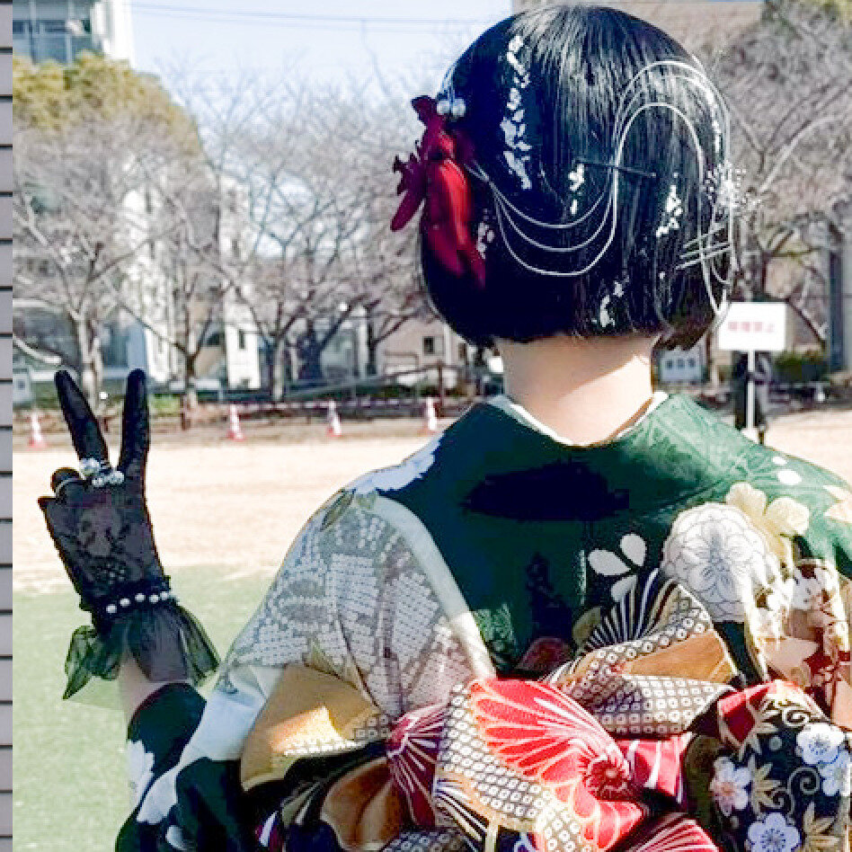 黒レースにパール風の飾りを合わせた、存在感のある手袋デザインは、レトロモダンなコーデにぴったり。