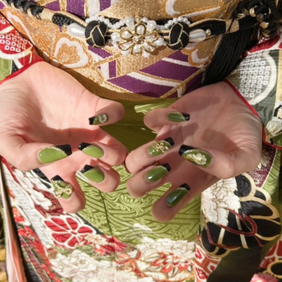 振袖と合わせた目を引くグリーンに、ブラックを合わせることで、甘すぎない大人っぽい印象に。