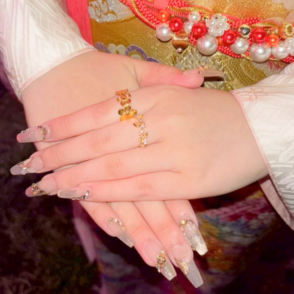 ロングネイルの存在感で、バッグを持つ瞬間や袖口からのぞく手元まで綺麗にみせて。