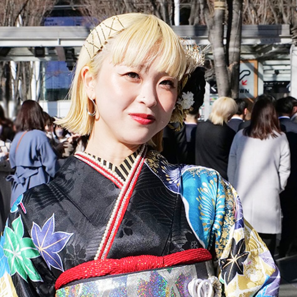 衿元に入るラインや配色が、振袖コーデをぐっと引き締めてくれる。黒・赤・ゴールドなどの強めカラーと相性◎なモードなデザイン。