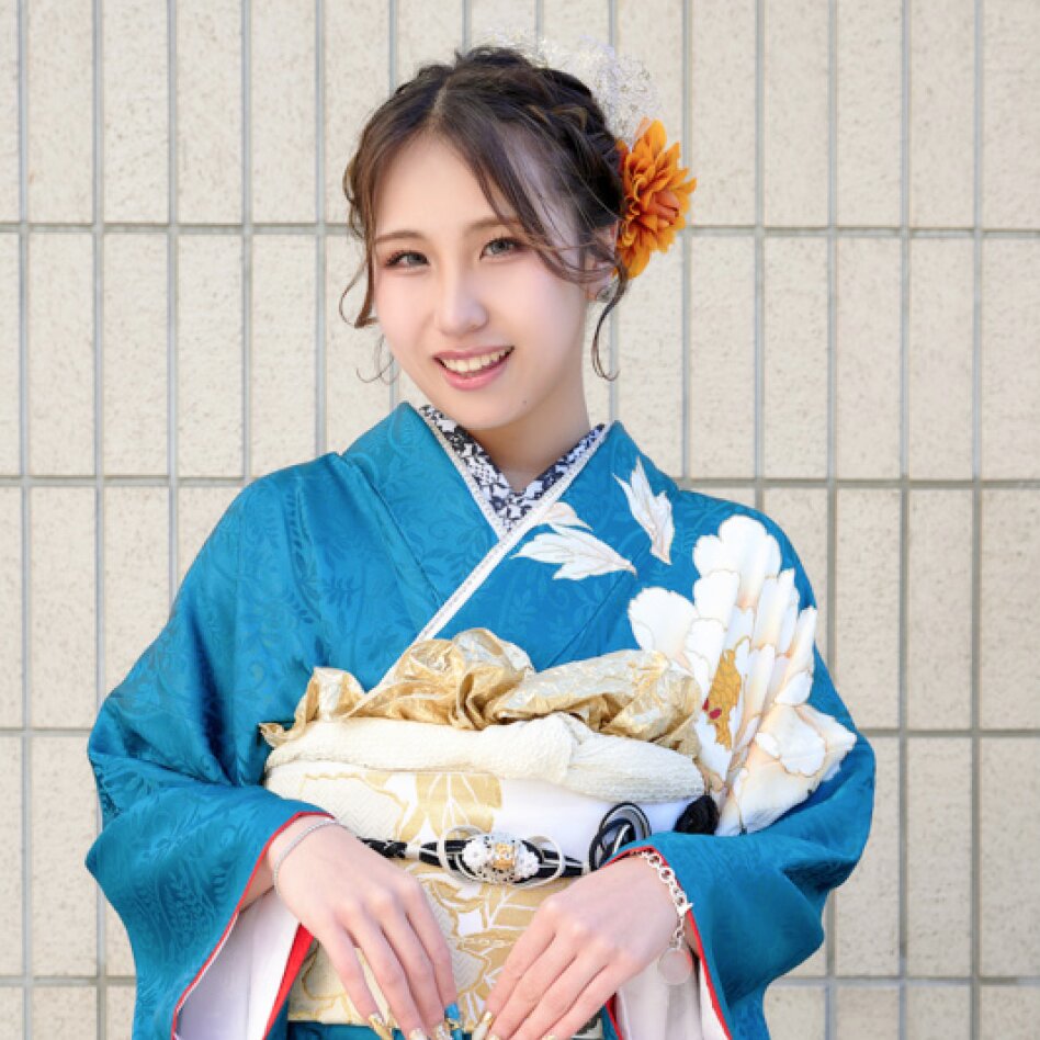衿元に黒や白のアクセントを入れることで、振袖全体がぐっと引き締まり、大人っぽくおしゃれな雰囲気に。