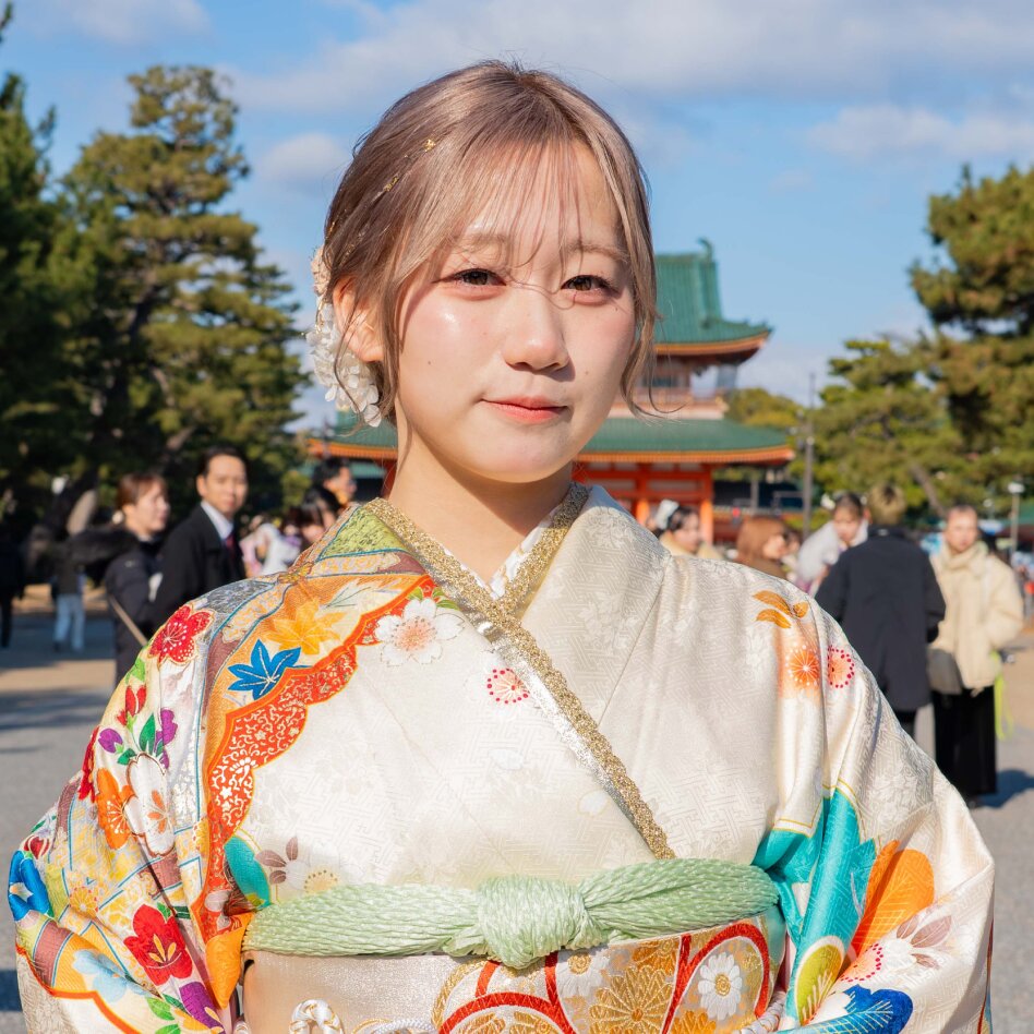 白やクリーム系の振袖に、重ね襟と合わせたゴールド系の刺繍の半衿を合わせた晴れの日コーデ。